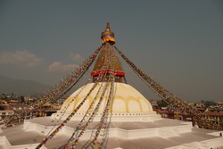 Südasien, Nepal: Kulturreise - Boudnath-Stupa mit goldener Kuppel